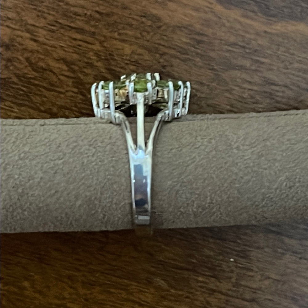 Elegant Sterling Silver & Peridot Flower Ring - Picture 2 of 3